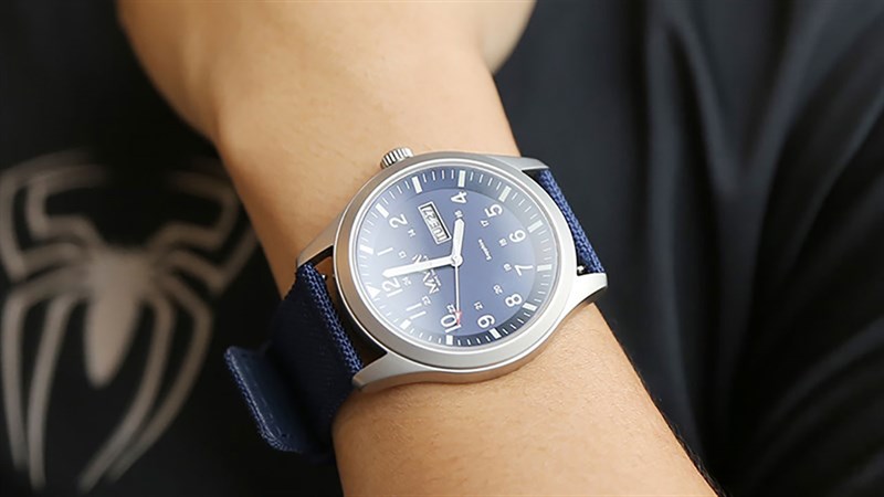 Đồng hồ MVW ch&iacute;nh h&atilde;ng c&oacute; trọng lượng c&acirc;n đối, vừa tay khi đeo